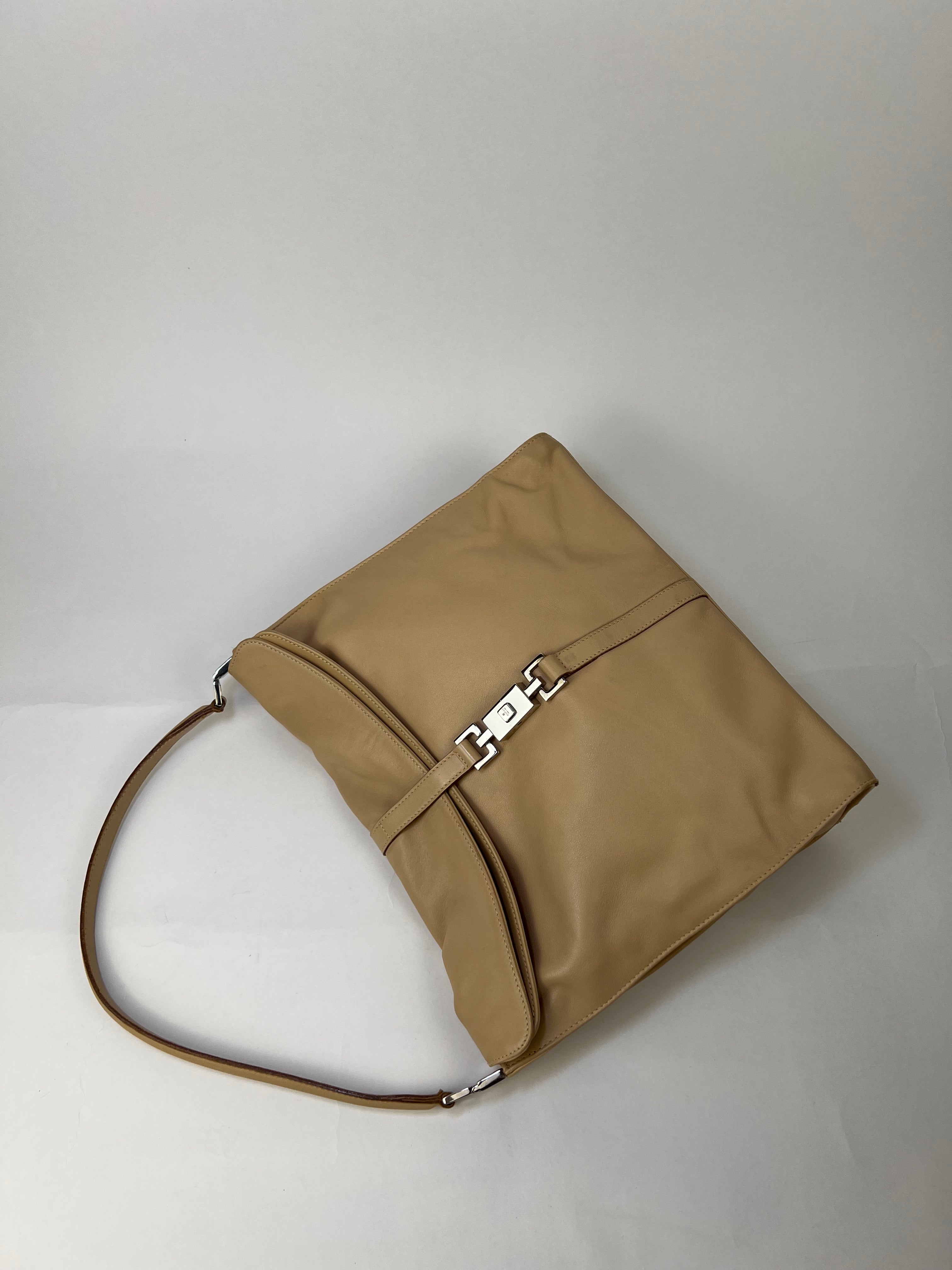 Gucci Jackie Piston Lock Slouchy Bag in Beige