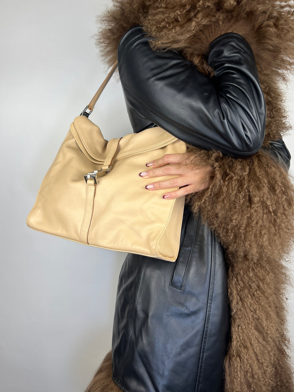 Gucci Jackie Piston Lock Slouchy Bag in Beige