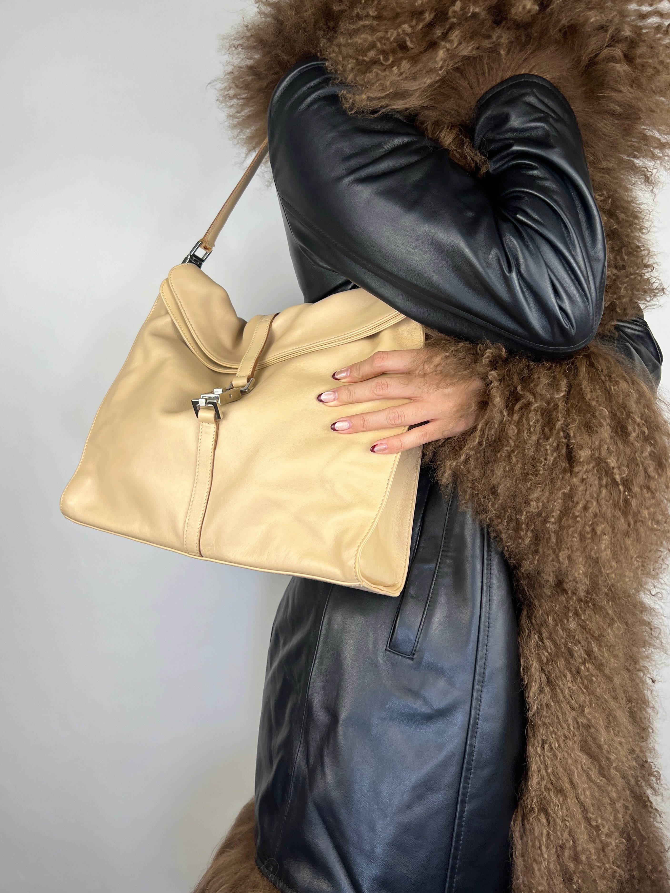 Gucci Jackie Piston Lock Slouchy Bag in Beige