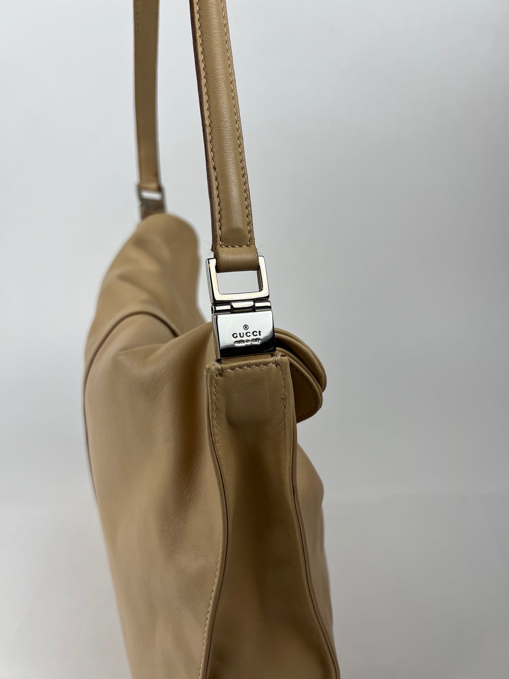 Gucci Jackie Piston Lock Slouchy Bag in Beige